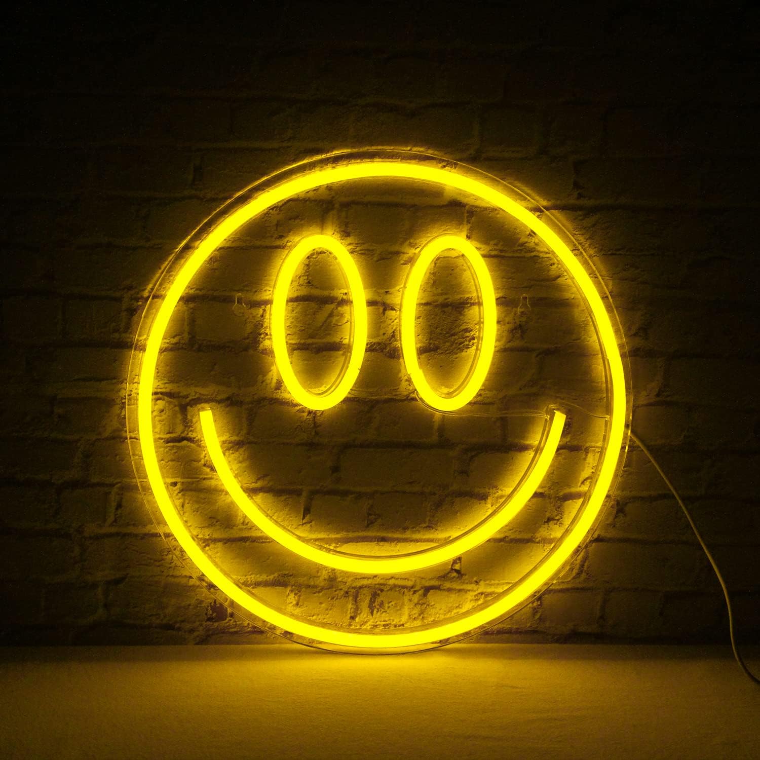 Comhartha neon stiúir Smiley ar an mballa